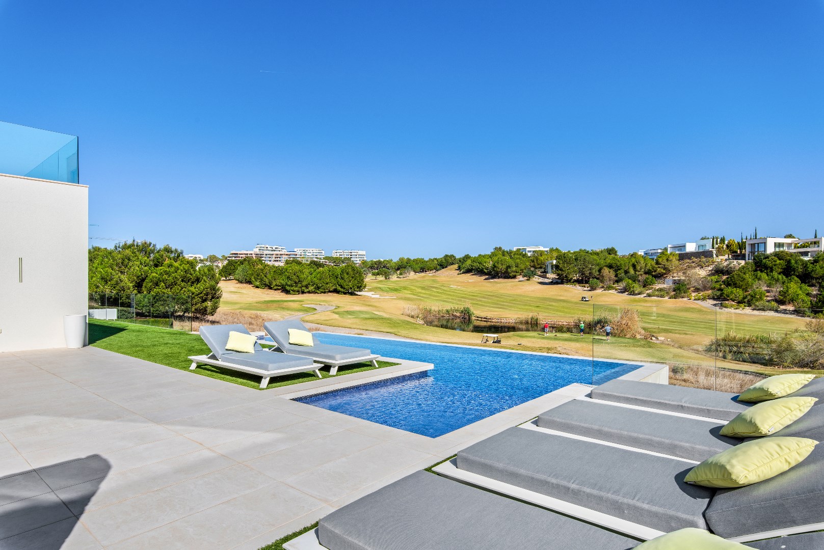 Luxe villa gelegen in de eerste lijn Las Colinas Golf &amp; Country Resort 