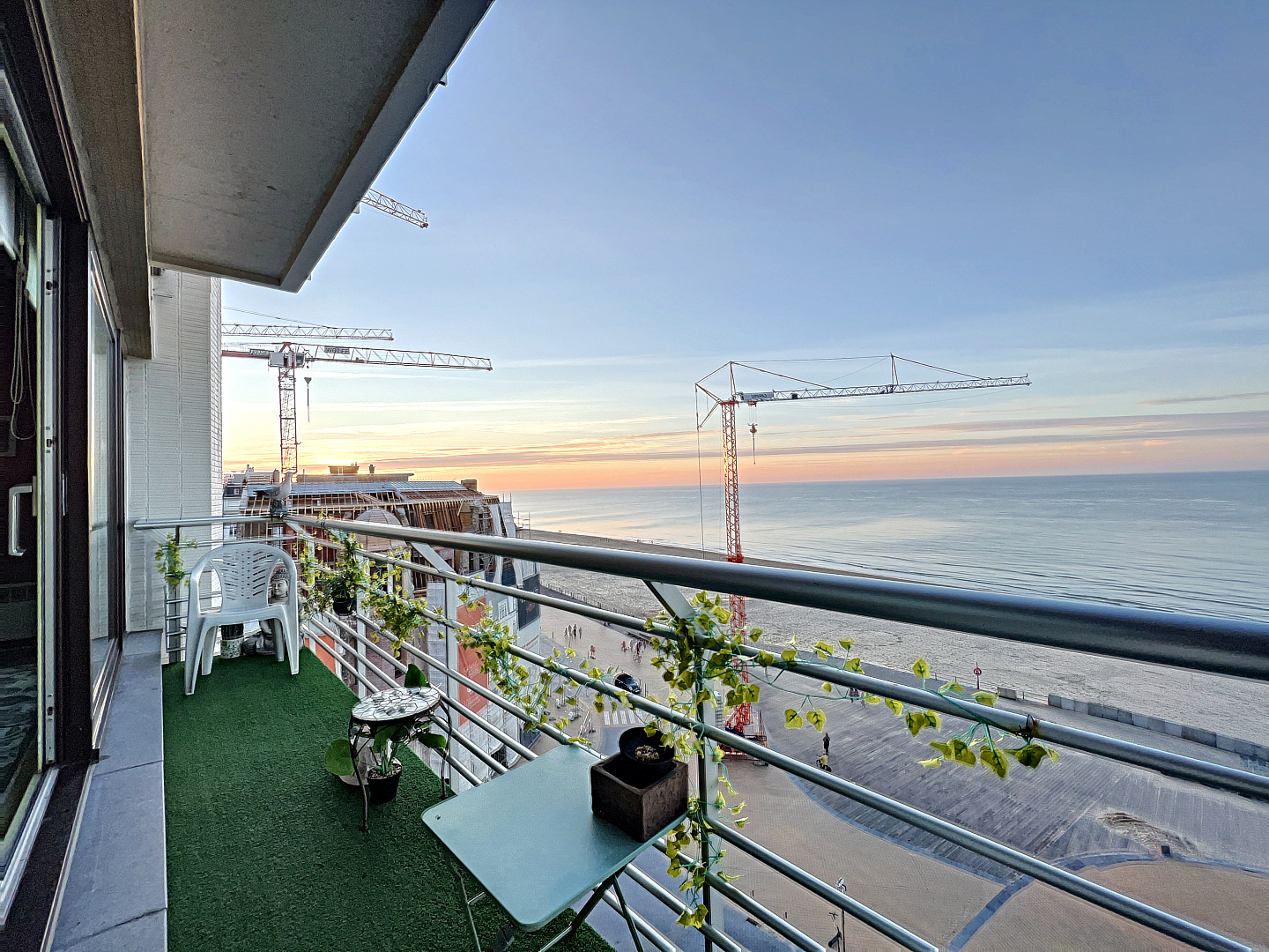 Schitterend 2 SLPK appartement met frontaal zicht op zee en terras. 