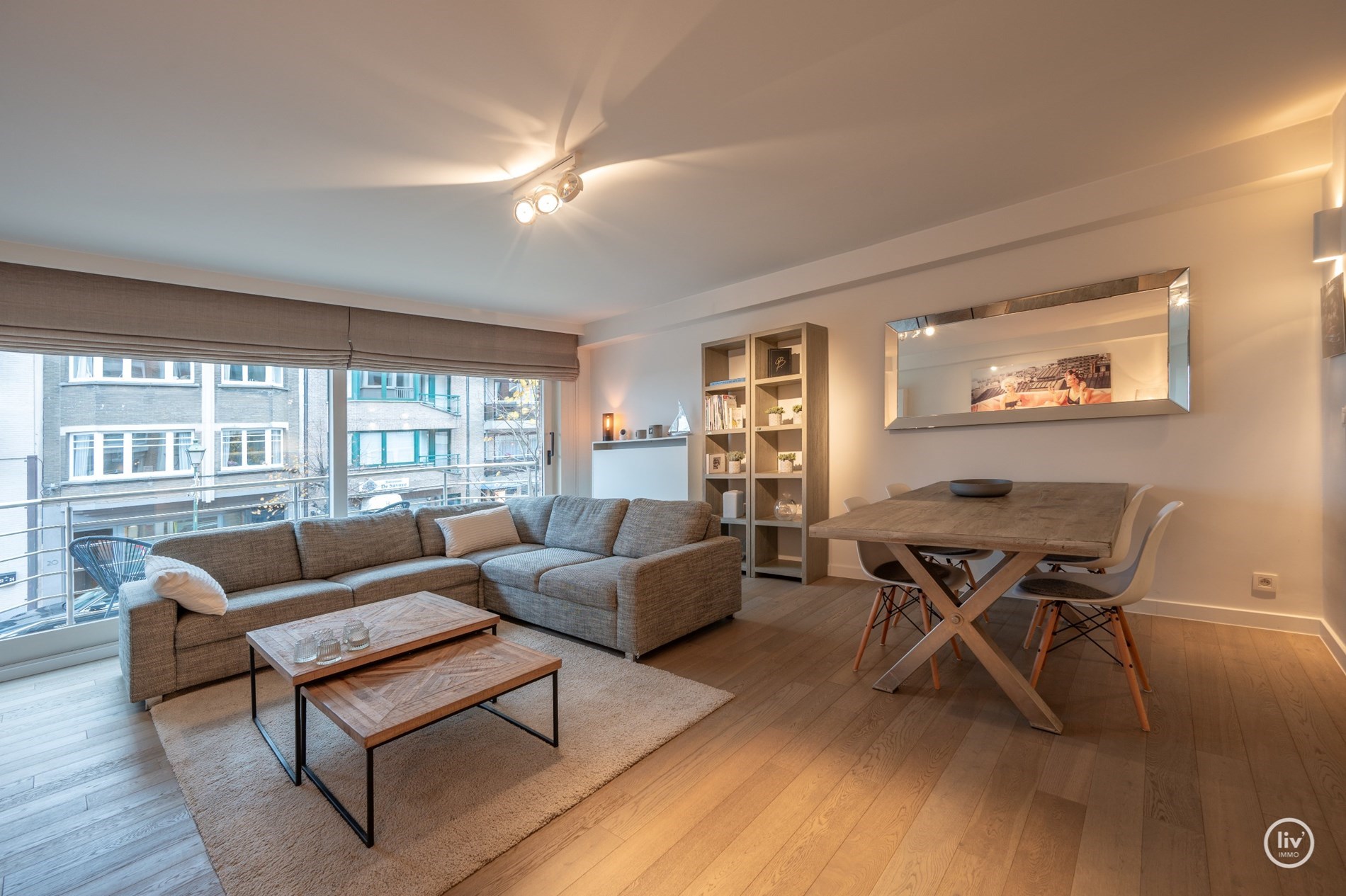 Hedendaags en zonnig appartement met 2 slaapkamers en een tijdloze inrichting, gelegen op de Dumortierlaan, op wandelafstand van de zee. 