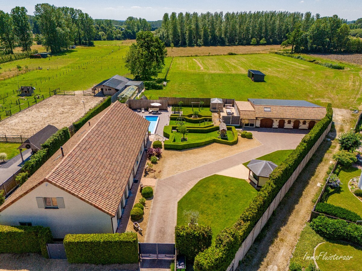 Beautiful ready-to-move-in long-farmhouse with horse stables and pasture on approximately 1.4 hectares in Geetbets. 