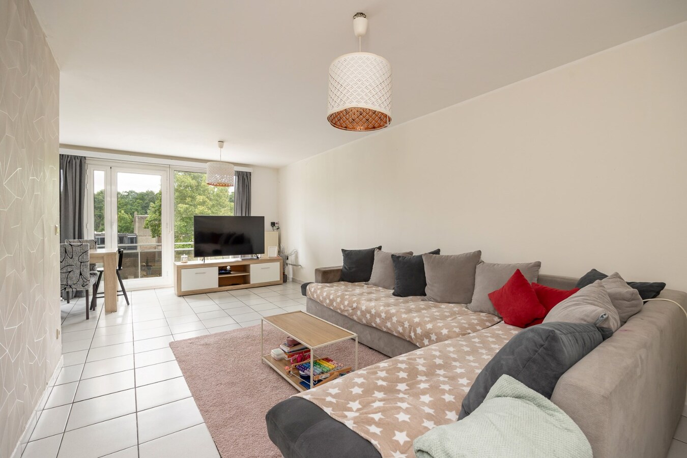 Opbrengsteigendom met 5 appartementen en 3 garages 