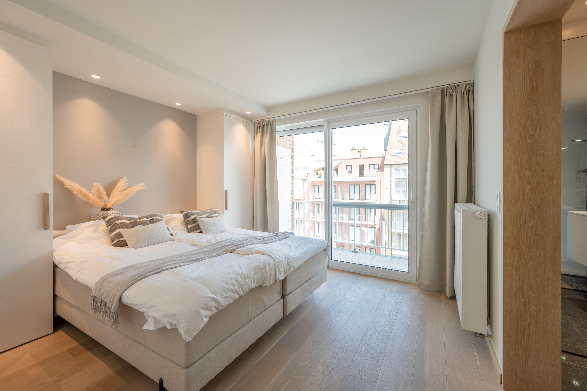 Prachtig instapklaar duplex-appartement met zonnige terrassen genietend van een open zicht en tevens zeezicht (Mogelijkheid tot aankoop van een inpandige garagebox). 