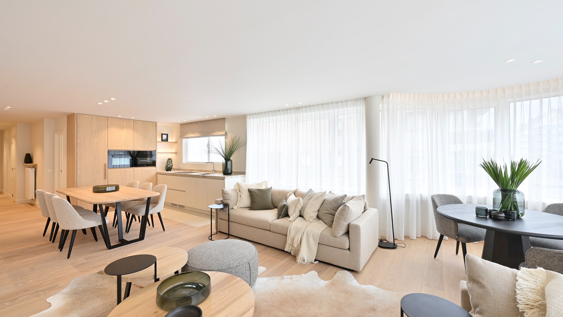 Magnifique appartement d&#39;angle avec 3 chambres &#224; coucher compl&#232;tes, id&#233;alement situ&#233; au milieu de la Lippenslaan &#224; Knokke. 