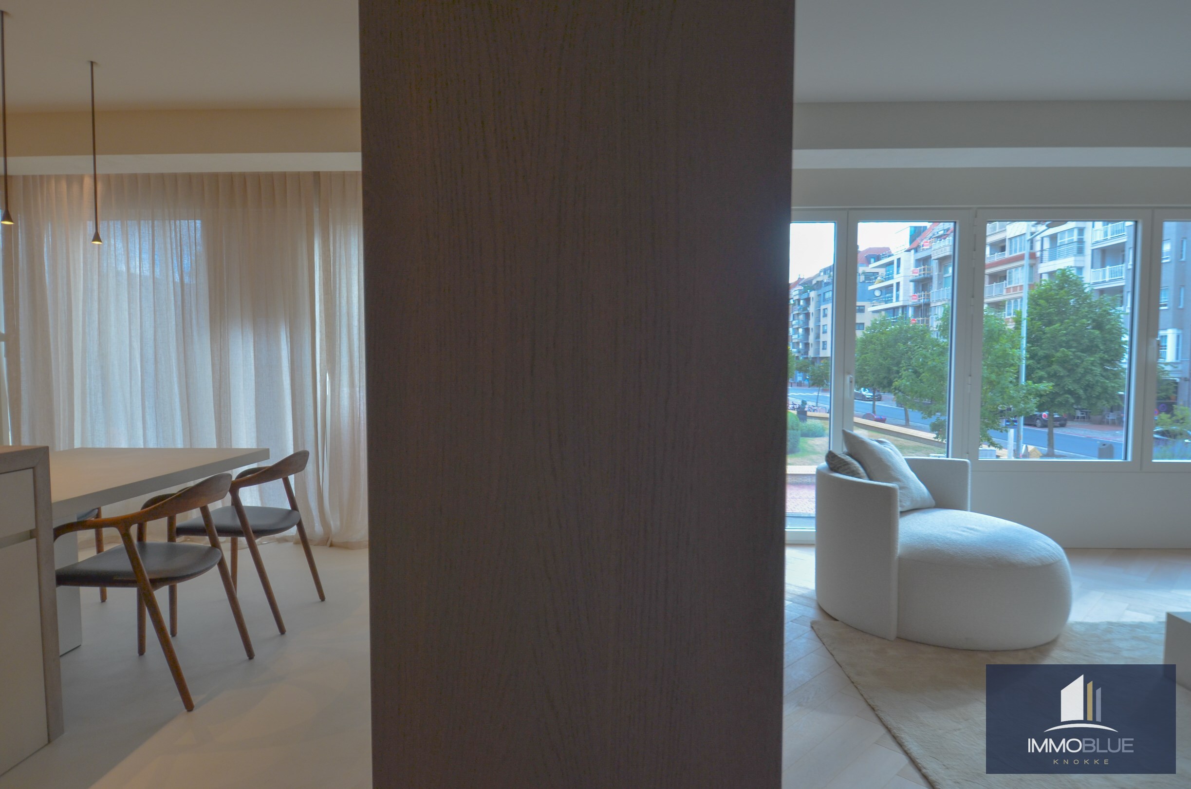 Uitzonderlijk ,tijdloos volledig gerenoveerd appartement met een open zicht . 