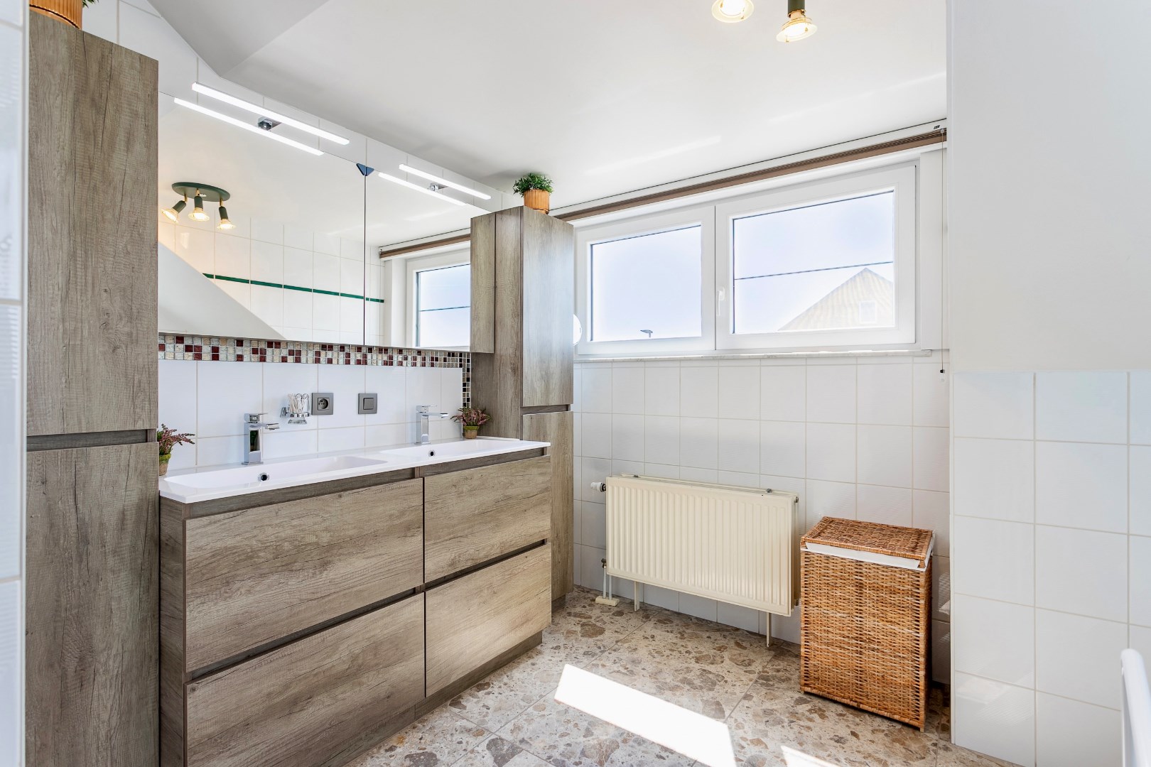 Rustig gelegen, energiezuinige woning op +/- 7a te Buizingen. 