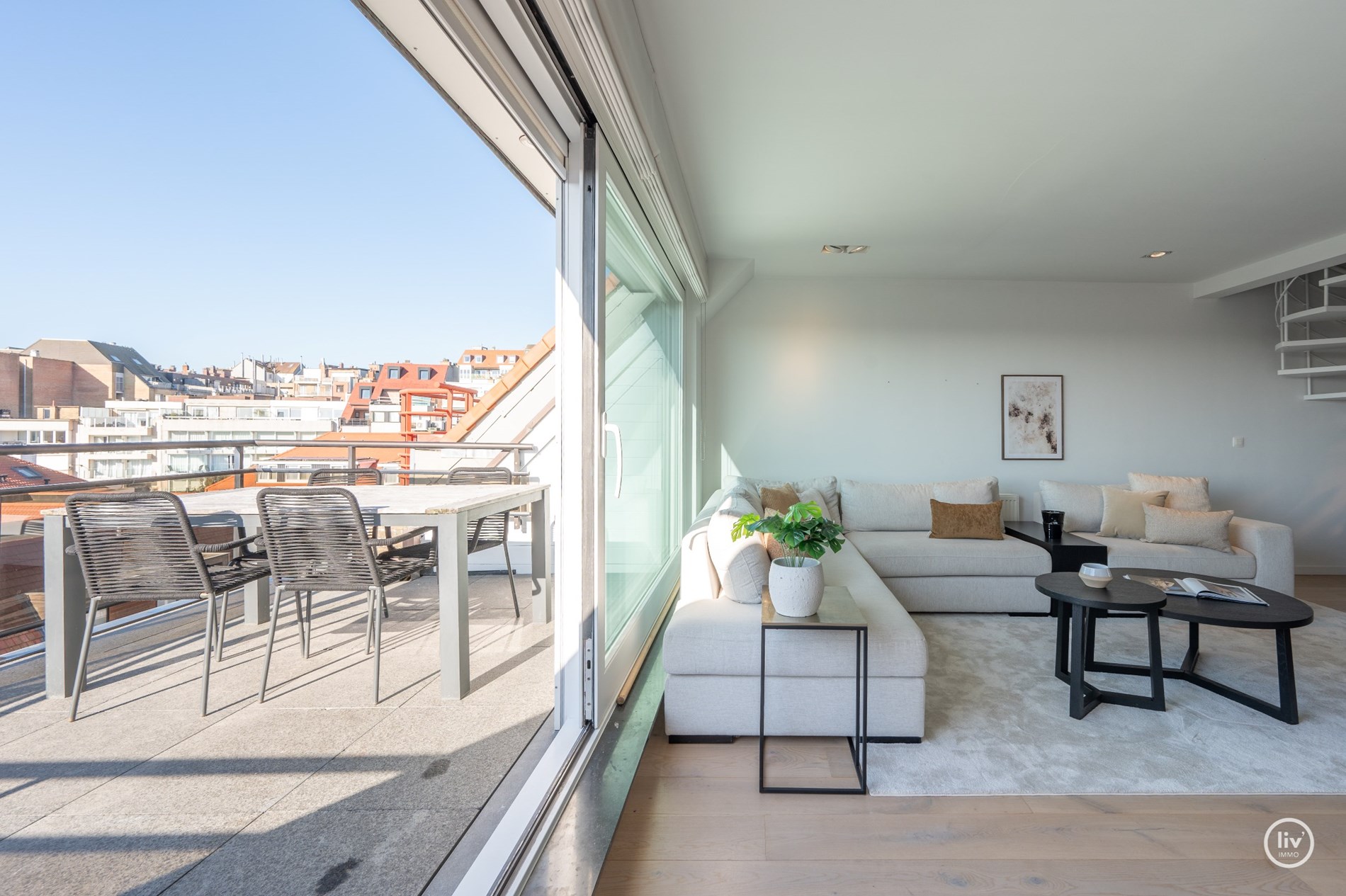 Prachtig, ruim gerenoveerd duplex appartement met magnifieke open zichten en terrassen vlakbij het Rubensplein en zeedijk te Knokke. 