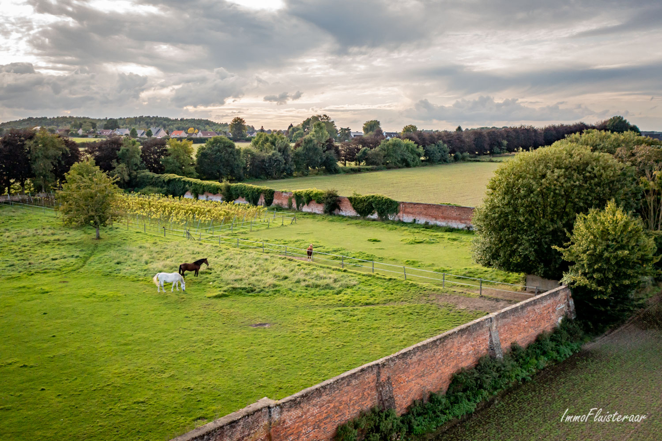 Ferme historique de caract&#232;re &#224; r&#233;nover avec &#233;curies, cour, ruelle et prairie sur env. 1.36ha &#224; Rebecq (Brabant wallon) 