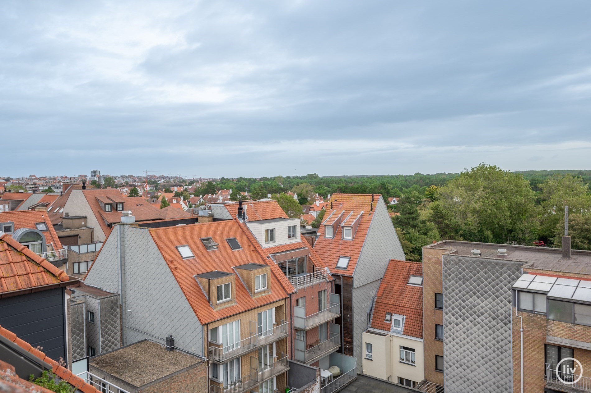 Superbe appartement en duplex magnifiquement r&#233;nov&#233; avec une spacieuse terrasse orient&#233;e vers l&#39;ouest, situ&#233; sur la Lippenslaan &#224; Knokke. 