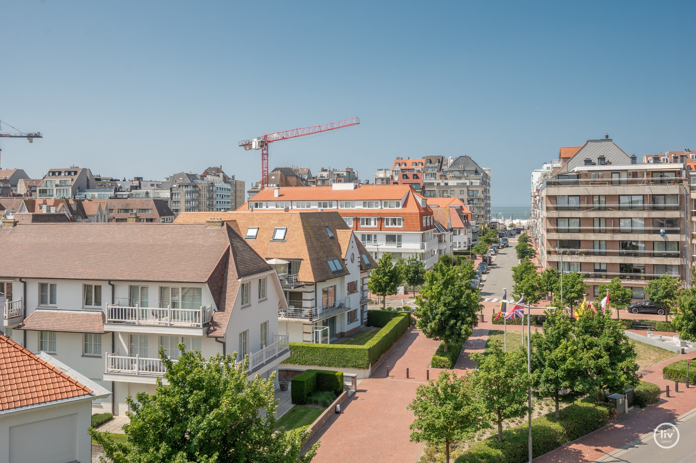 Prachtig instapklaar duplex-appartement met zonnige terrassen genietend van een open zicht en tevens zeezicht (Mogelijkheid tot aankoop van een inpandige garagebox). 