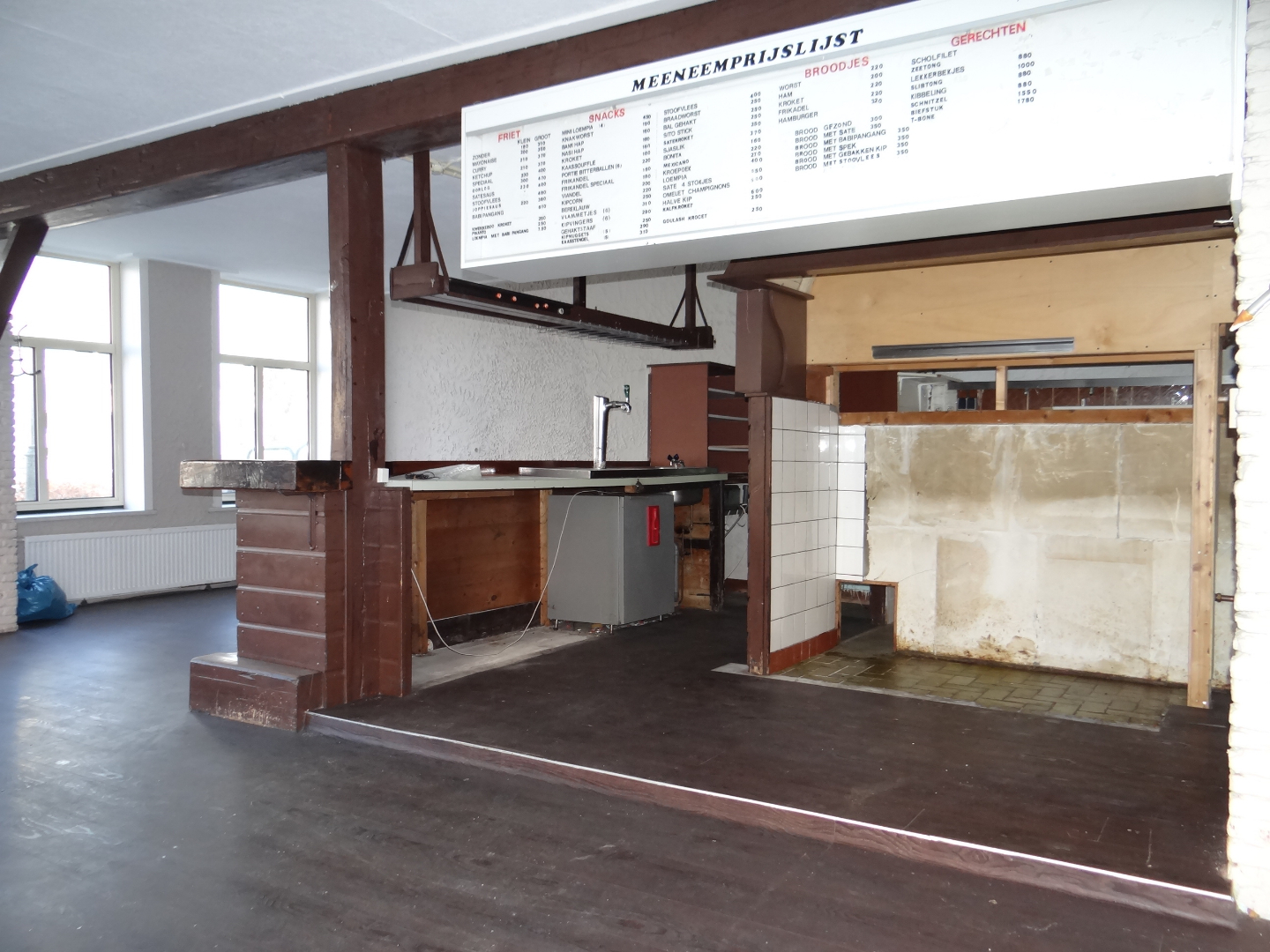 Een beeldbepalend monumentaal hoekpand op een prima locatie aan de bekende Voorstraat van het havendorp in hartje Colijnsplaat. 