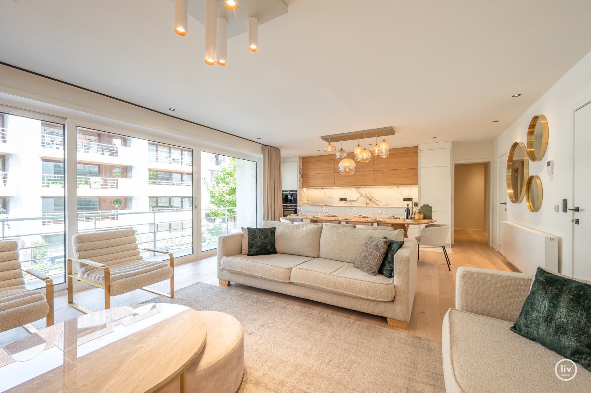 Instapklaar 3-kamer appartement op wandelafstand van de Lippenslaan met zuidgericht-terras. 8m gevelbreedte ! garage mogelijk in het gebouw. 