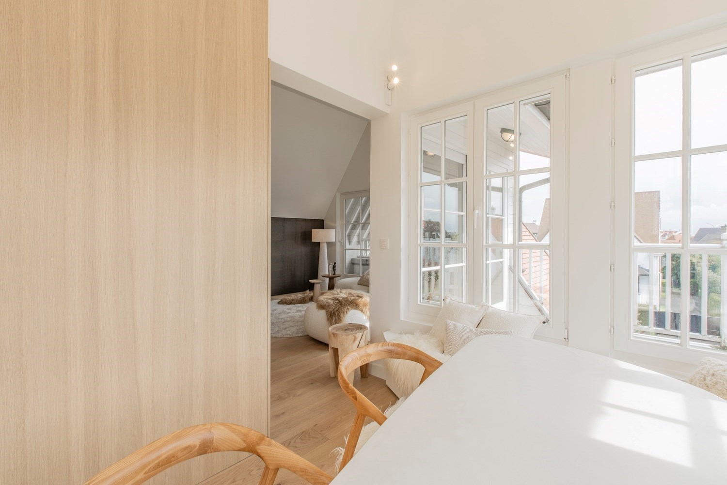 Lichtrijk penthouse appartement met aangename zonneterrassen op amper 50m wandelafstand van de Zeedijk-Albertstrand. 