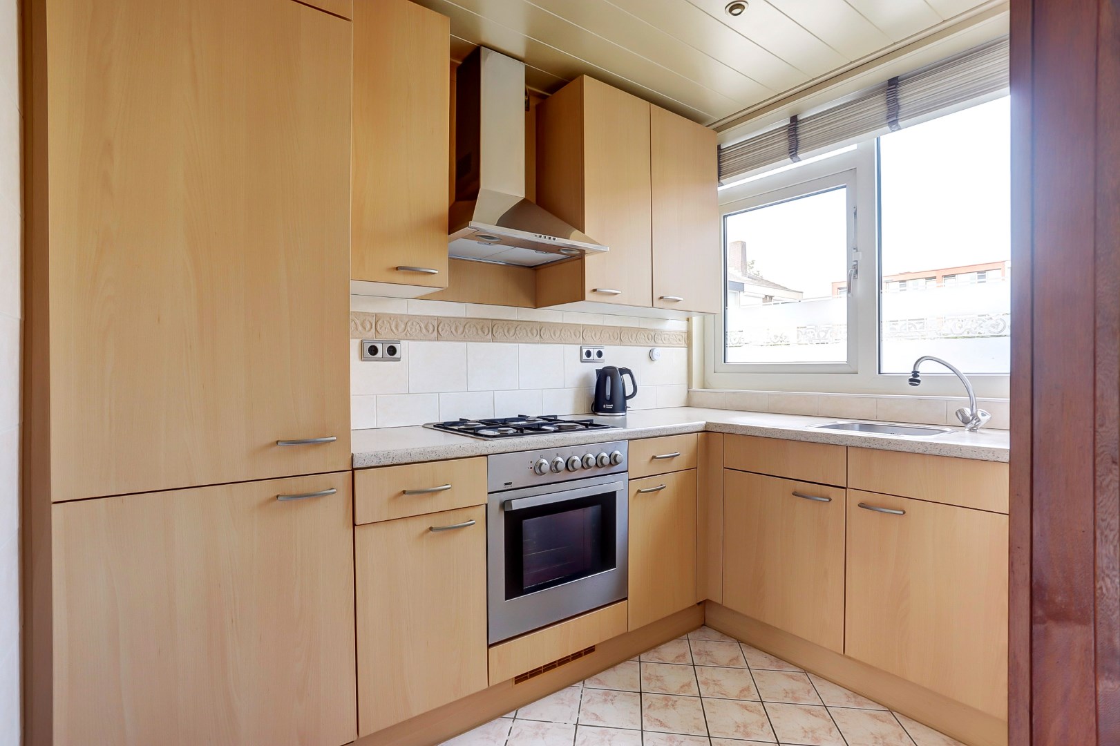 Leuke starters hoekwoning op 206 m&#178; eigen grond met 4- (voorheen 5) kamers, kunststof kozijnen en zonnige brede tuin! 