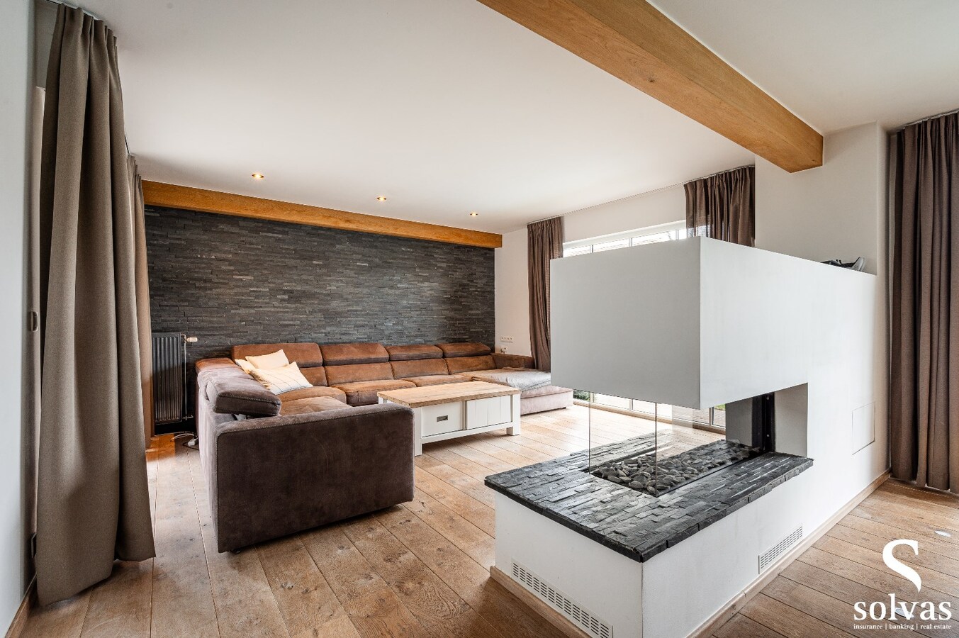 Instapklare woning met loods en prachtig aangelegde tuin en zwembad 