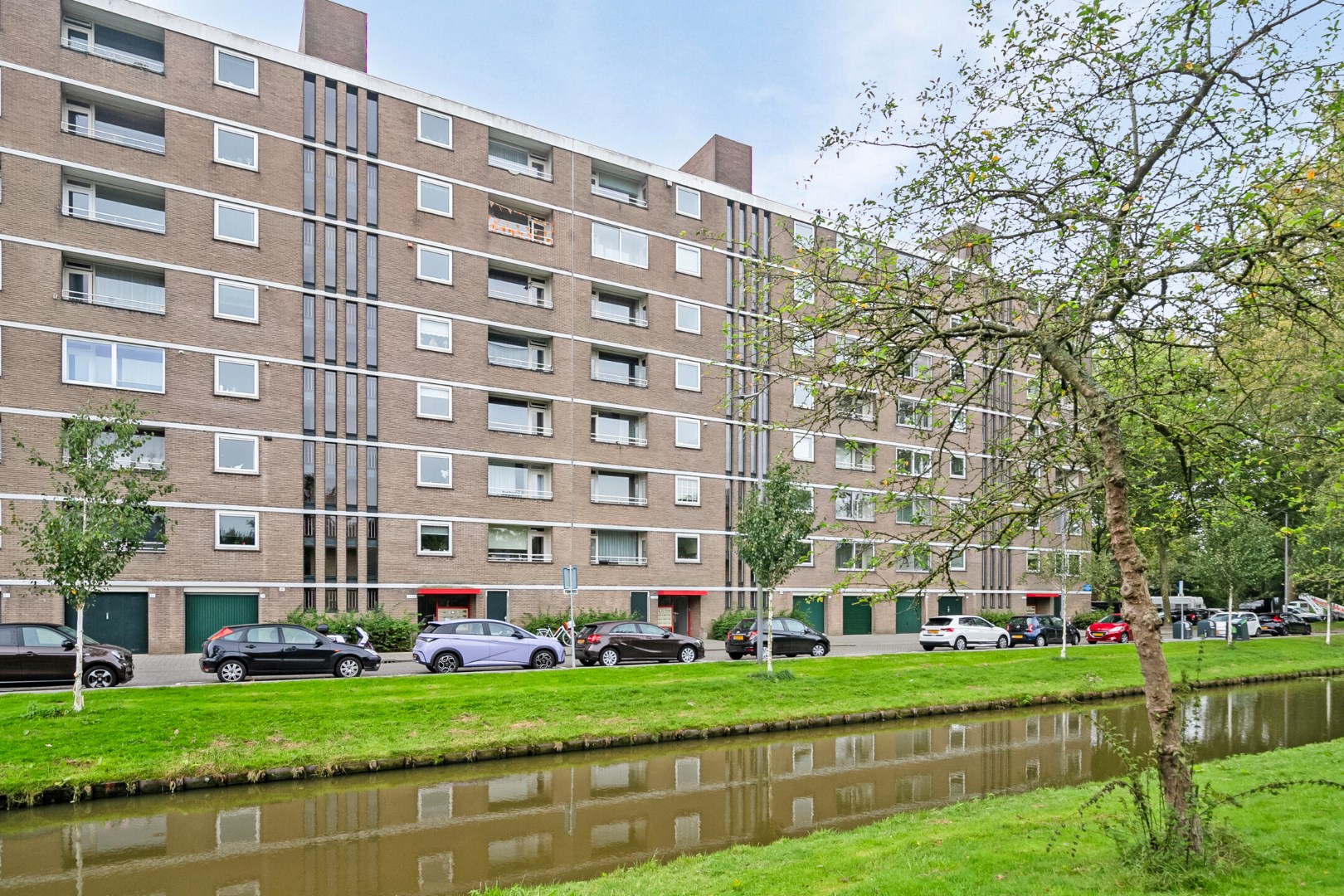 Kopers opgelet! In het Lage Land bieden wij dit ruime 4-kamer appartement gelegen op de 7e verdieping met 3 slaapkamers, 2 balkons, berging in de onderbouw en gelegen op eigen grond te koop aan! 