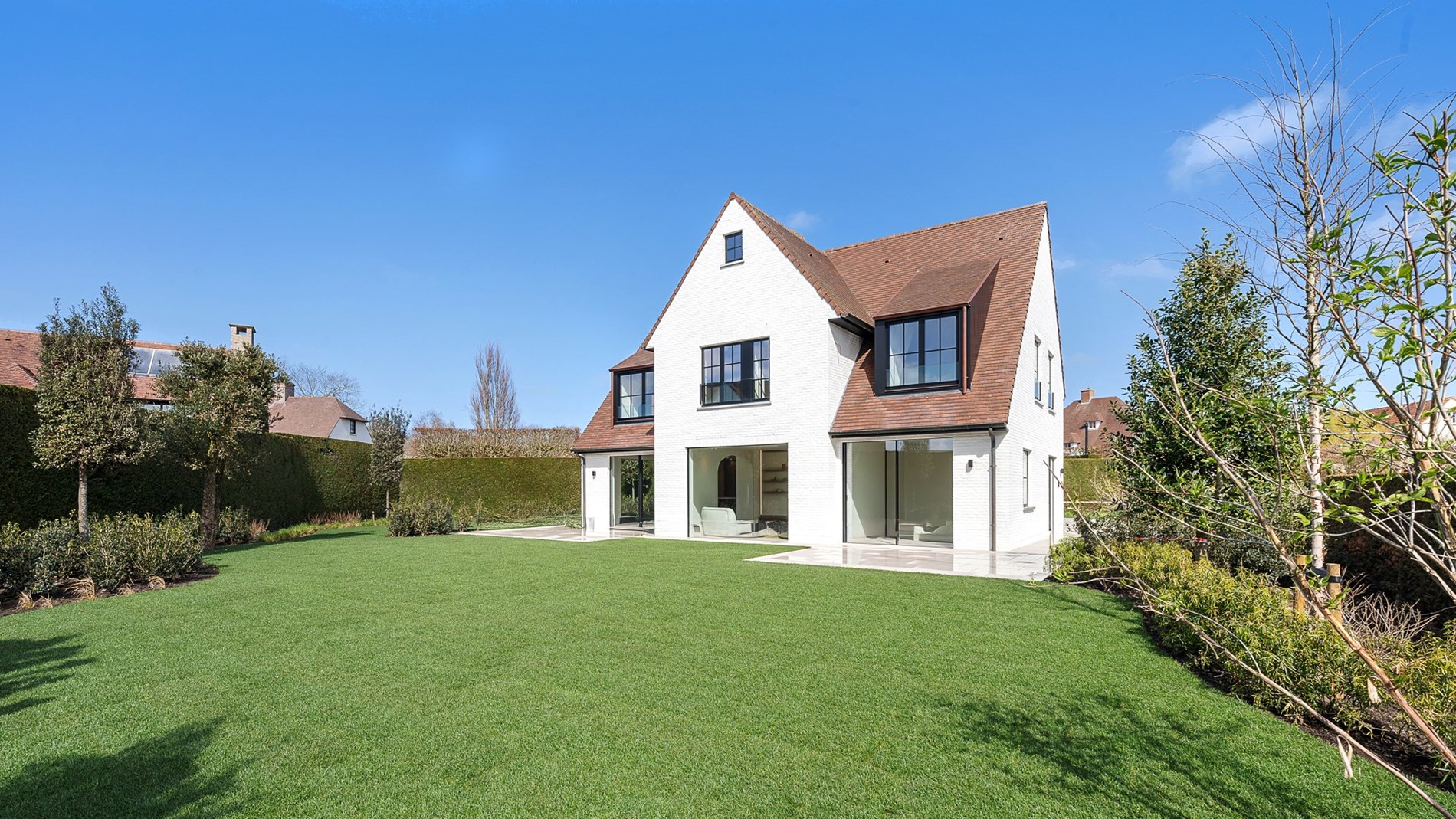 Prachtig gerenoveerde alleenstaande woning met oprit gelegen in een rustige wijk in Knokke nabij de Magere Schorre. 
