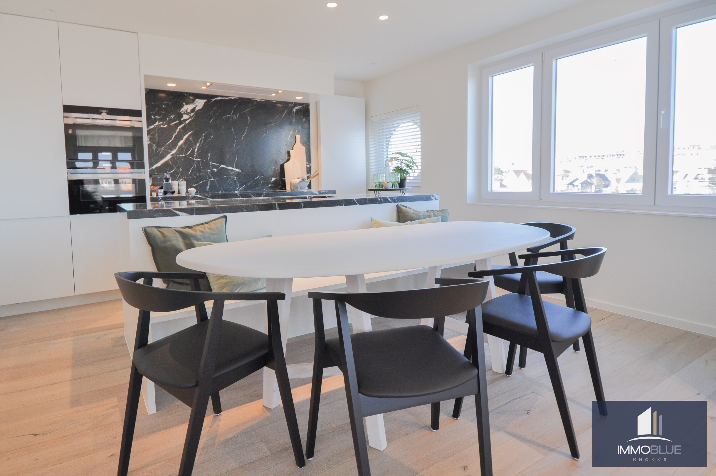Appartement enti&#232;rement r&#233;nov&#233; et situ&#233; au calme, offrant une vue magnifique sur le Zegemeer. 
