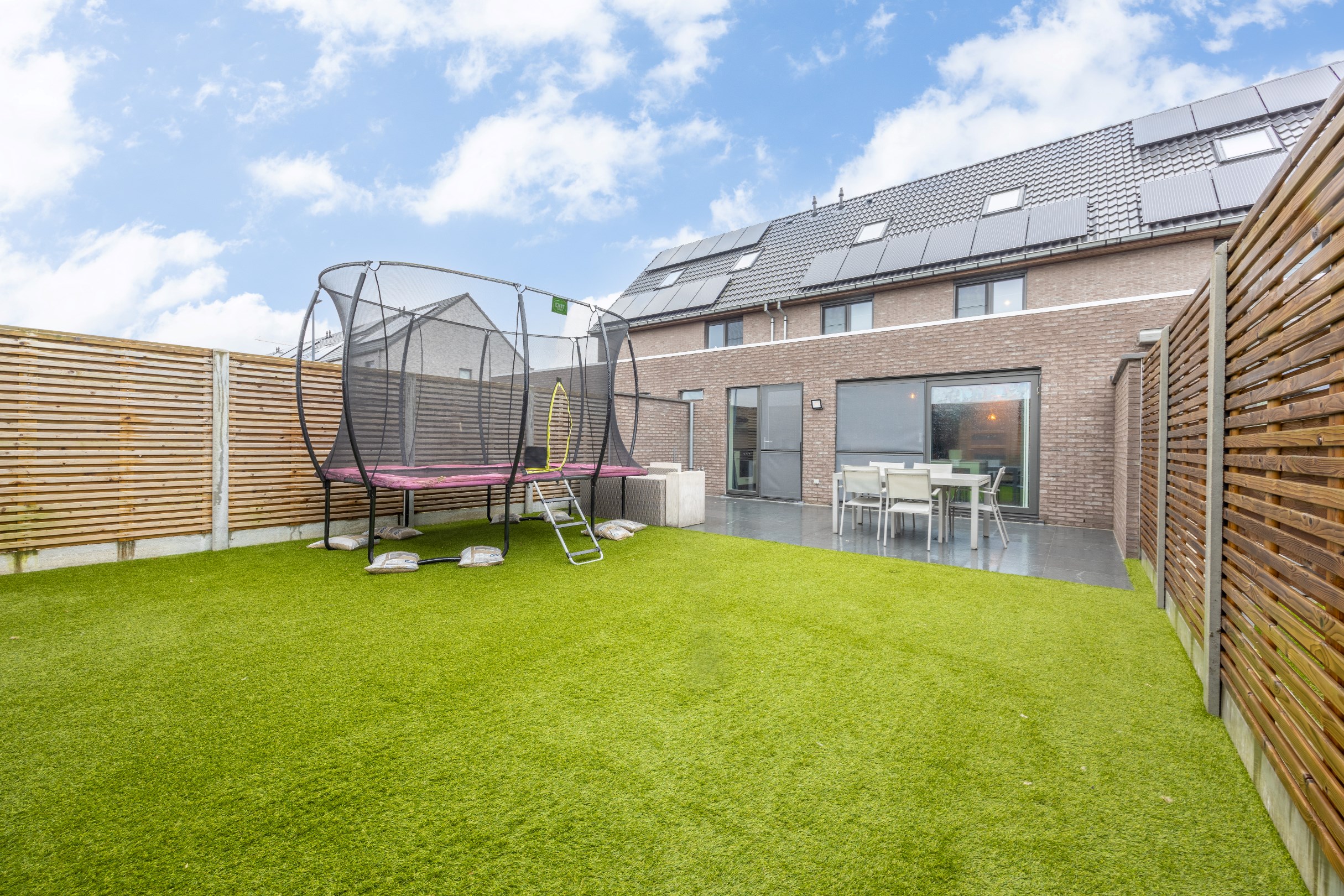 ENERGIEZUINIGE JONGE WONING MET GARAGE EN TUIN 