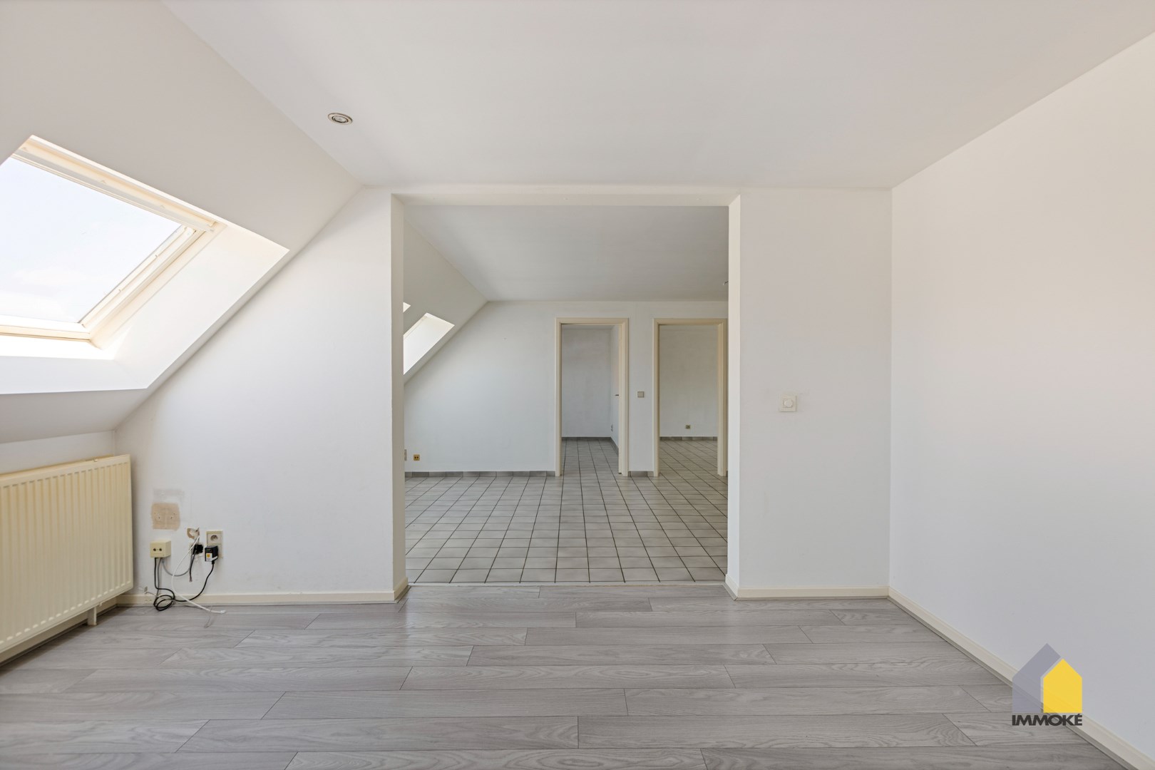 Halfvrijstaande woning met 3 slpks en grote polyvalente ruimte op perceel van 5 a 25 ca. 