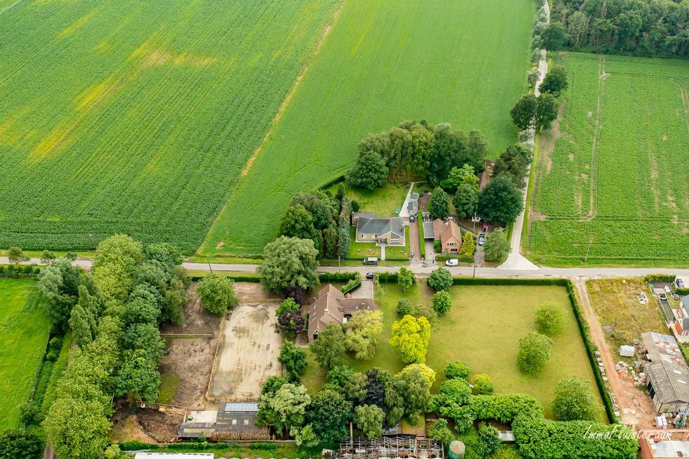 Prachtige villa in landelijk kader met stalgebouw en aanpalend grasland op 8.862m&#178;. 