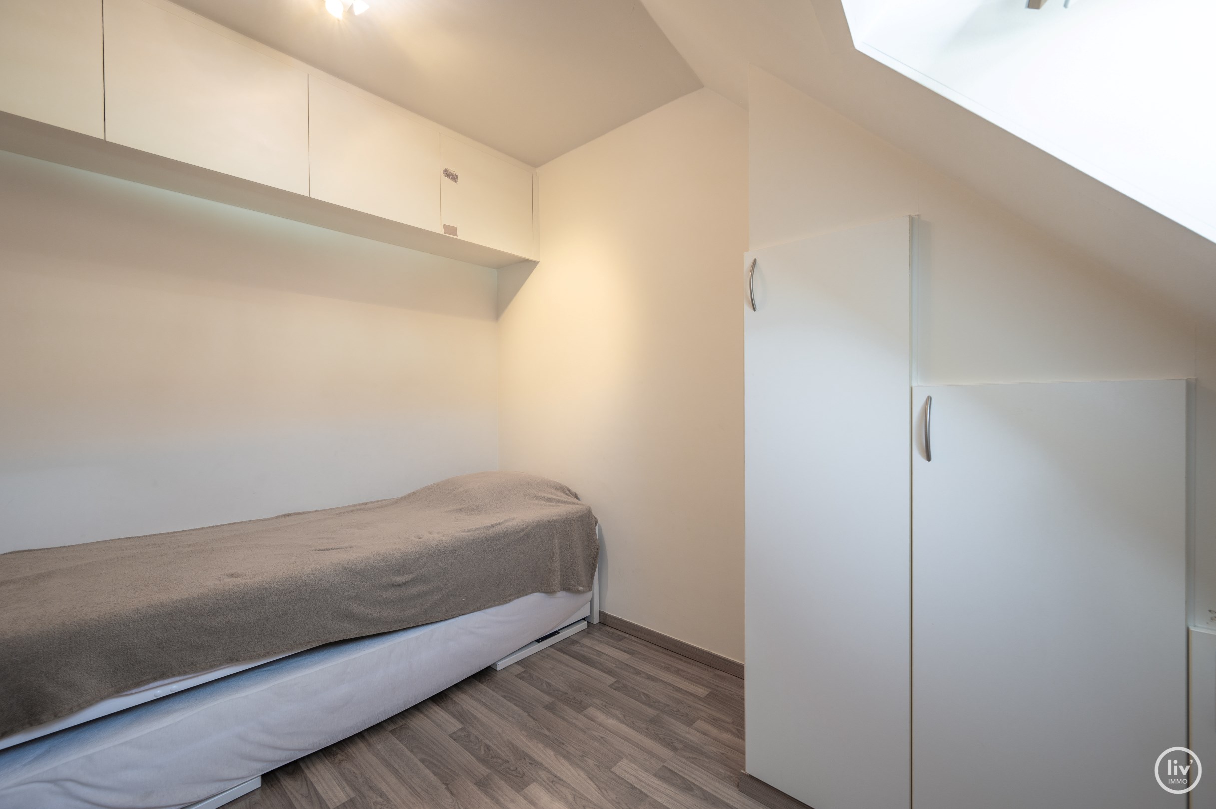 Lichtrijk duplex appartement met 2 slaapkamers gelegen in het centrum van Knokke. 