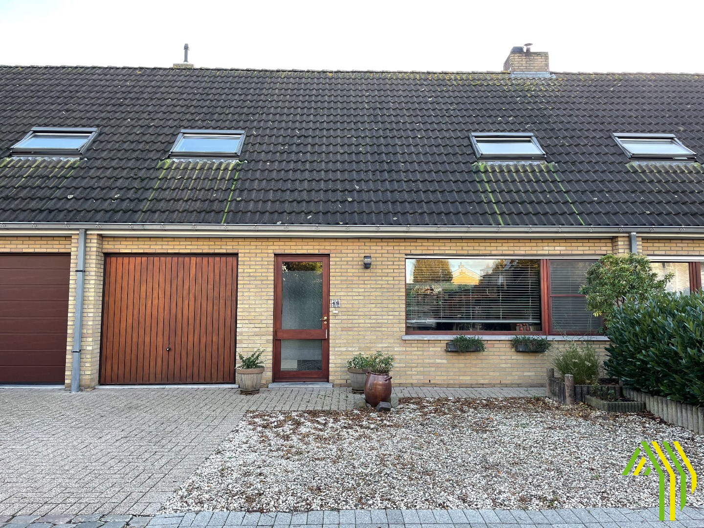 Tijdloze woning met tuintje en garage te koop te Petegem-aan-de-Leie. 