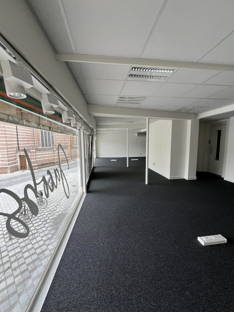 Ruim handelspand (+/- 400m&#178;) te huur gelegen op TOPLOCATIE in Geel! 