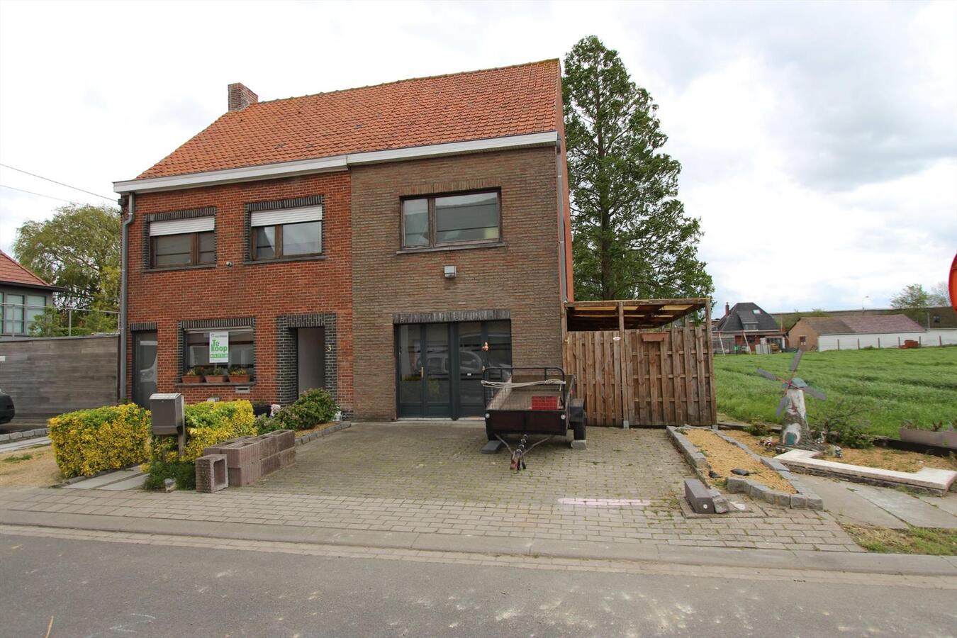 Rustig gelegen woning met 4 slaapkamers en tuin en landelijk uitzicht te Eernegem 