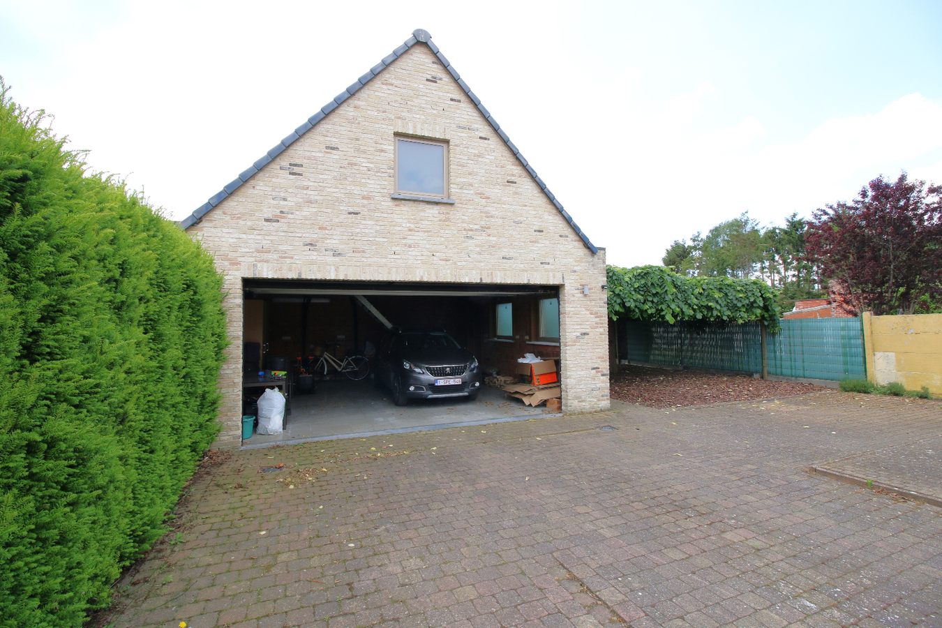 HOB met 3 slaapkamers, grote tuin en dubbele garage! 