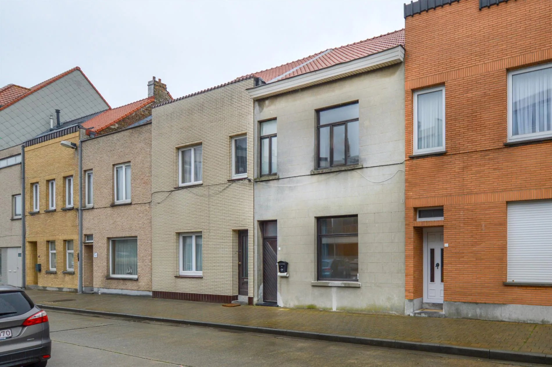 Rijwoning met zonnige koer vlakbij de duinen en het strand te Bredene