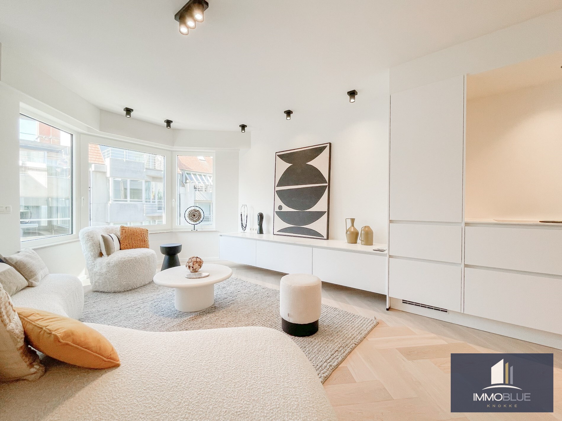 Volledig gerenoveerd lichtrijk appartement met een mooi zijdelings zeezicht, gelegen nabij het Driehoeksplein. 