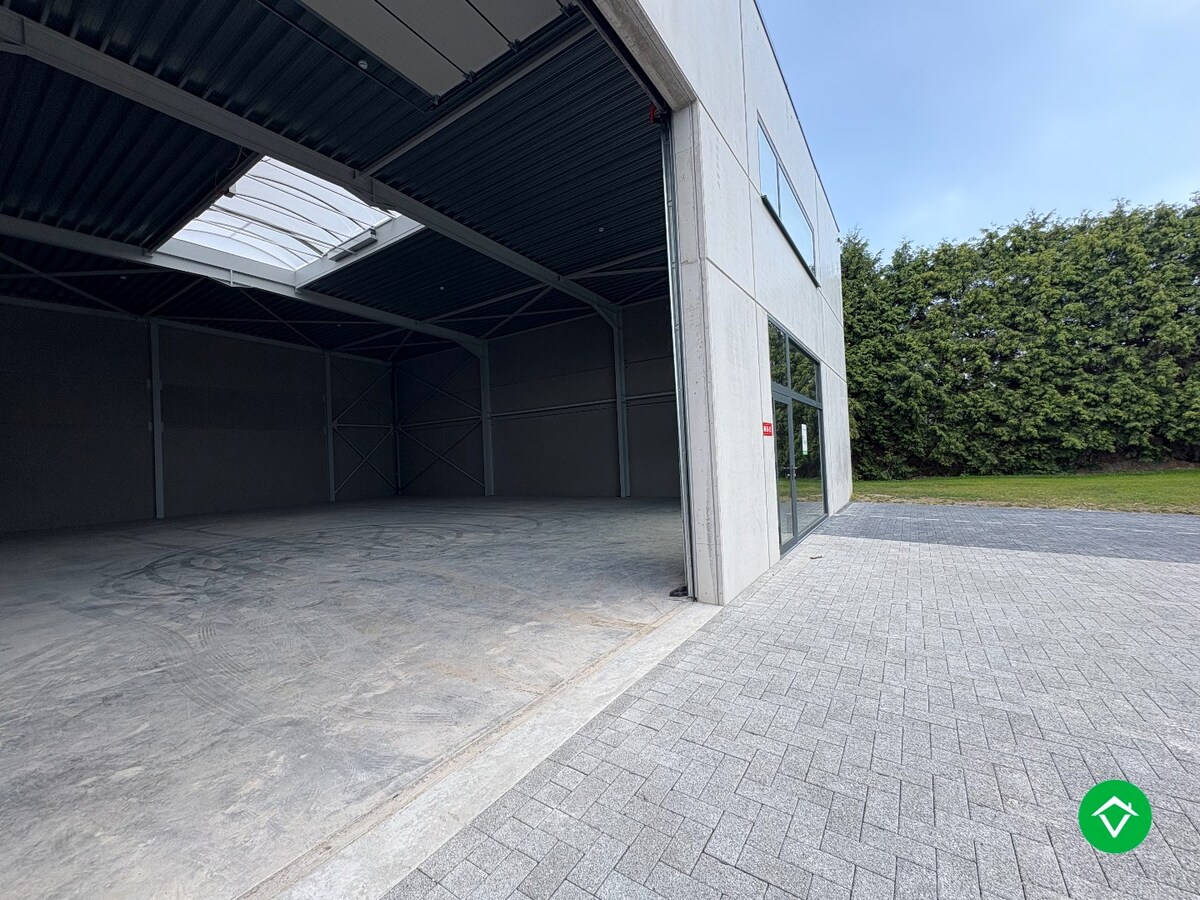Loods te koop – 277 m&#178; met 2 parkeerplaatsen inbegrepen op de industriezone te Ichtegem 