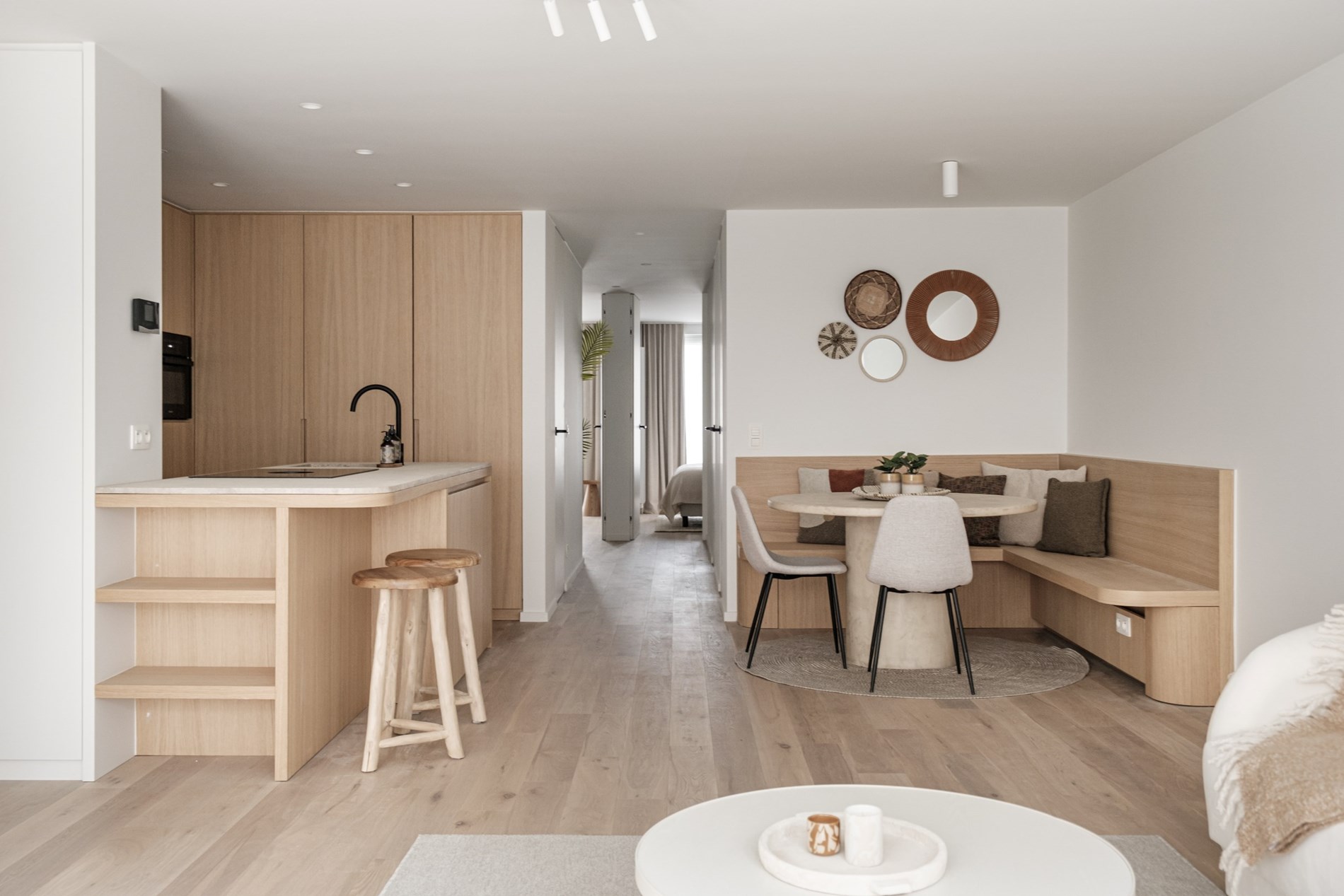 Prachtig en stijl gerenoveerd 3-slaapkamer appartement dat gelegen is naast de Lippenslaan, vlakbij de Zeedijk en alle commerci&#235;le voorzieningen in het centrum van Knokke. 