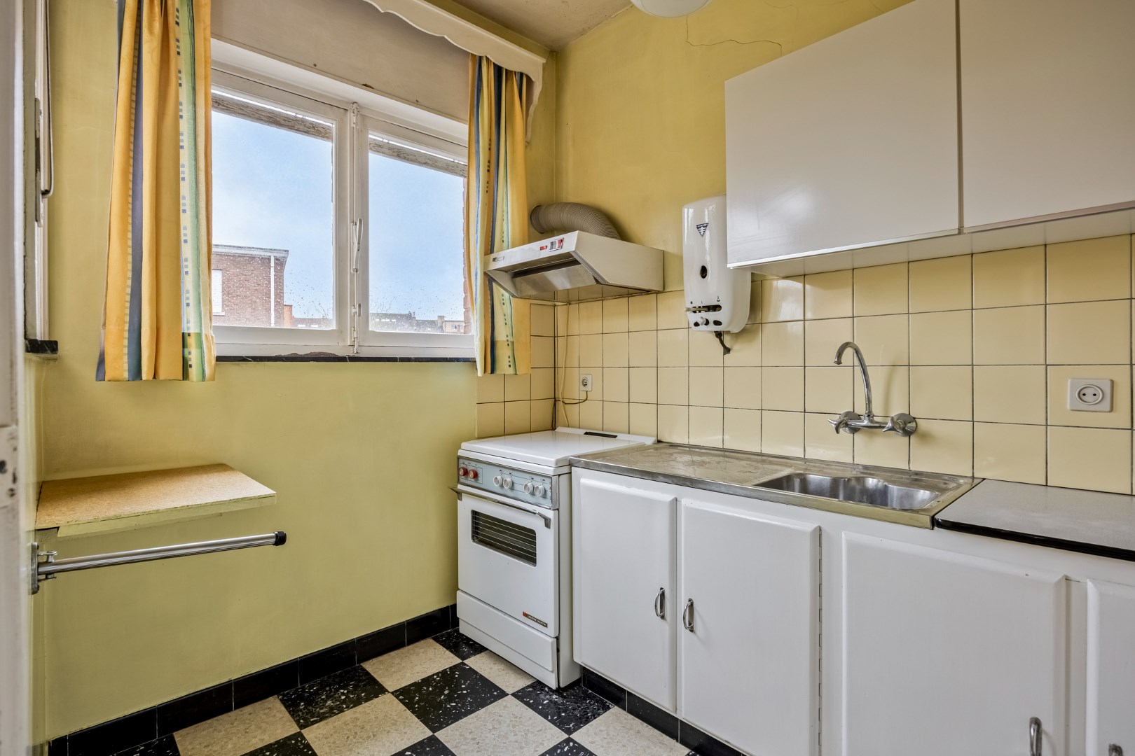 Te renoveren woning met 3 slaapkamers, zolder en ruime garage op een perceel van 1a 69ca - EPC 461 kWh/m&#178; - bewoonbare oppervlakte 208 m&#178; (incl. gelijkvloers) 