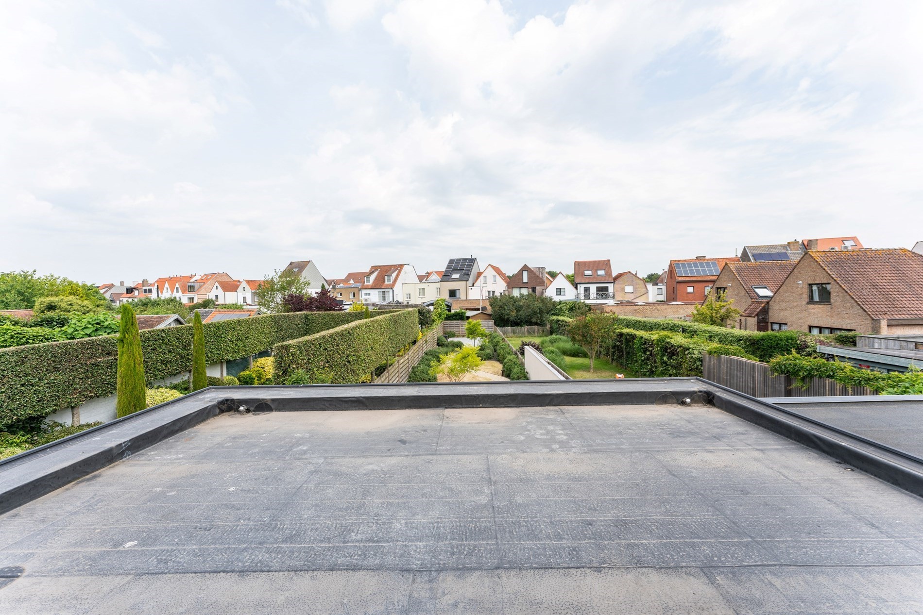 Maison enti&#232;rement r&#233;nov&#233;e avec 4 chambres et jardin enti&#232;rement am&#233;nag&#233; situ&#233;e &#224; la rue Jan Devisch. 