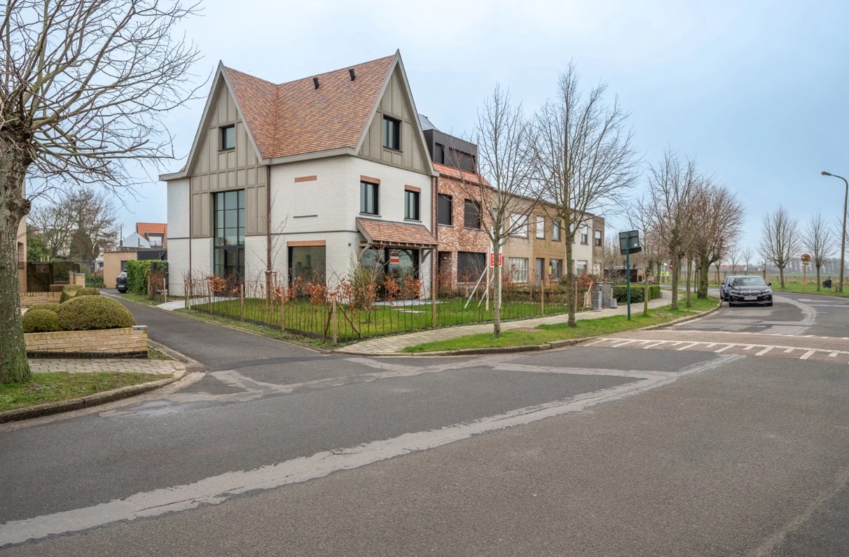 Magnifique maison neuve finement finie, situ&#233;e dans un environnement calme &#224; proximit&#233; du centre de Knokke-Heist. 