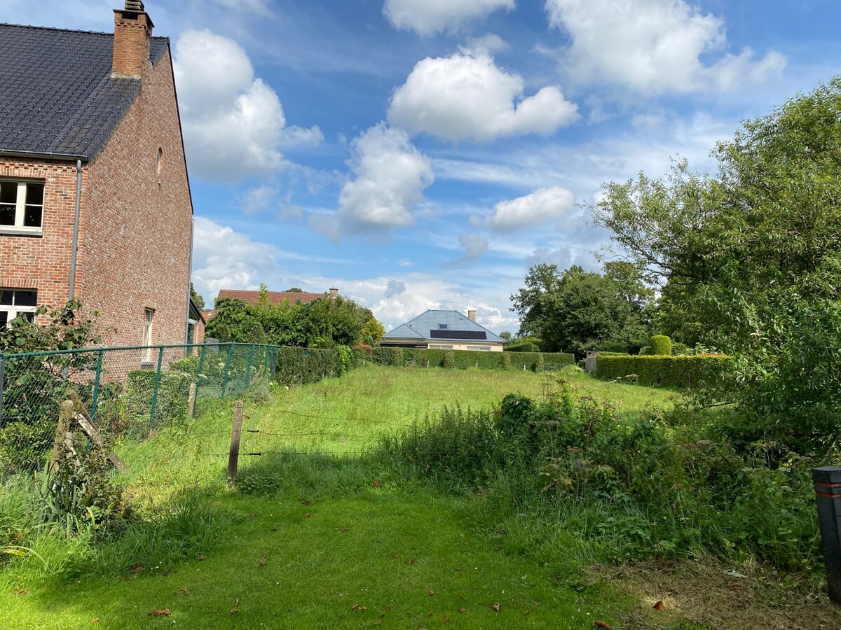 Bouwgrond van 898 m&#178; in Bloemenwijk te Zoersel. 