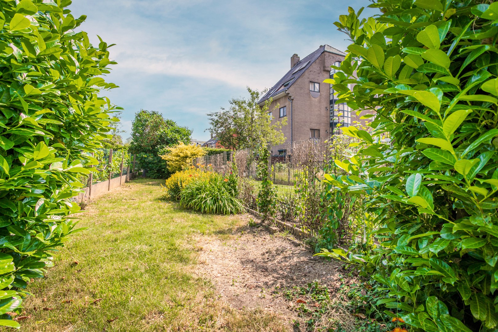Instapklare woning met 3 slaapkamers, tuin en uitstekende ligging te Halle 