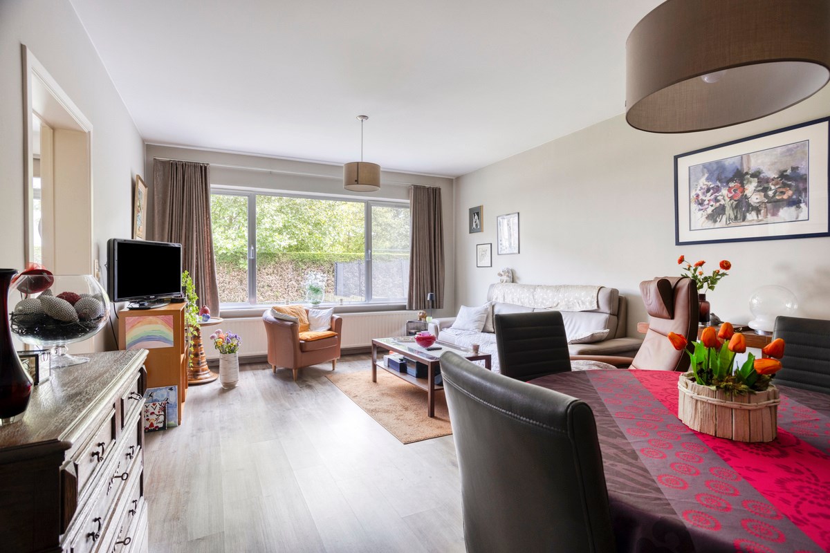 Opbrengsteigendom met 3 appartementen, garages en tuin 