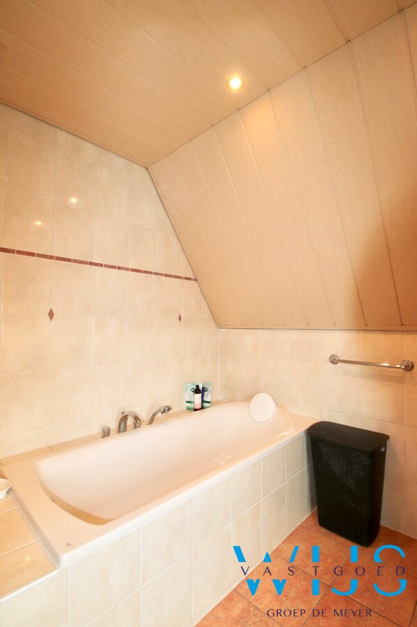 Statig woonhuis op 1104 m&#178; in het centrum van Sleidinge ! 