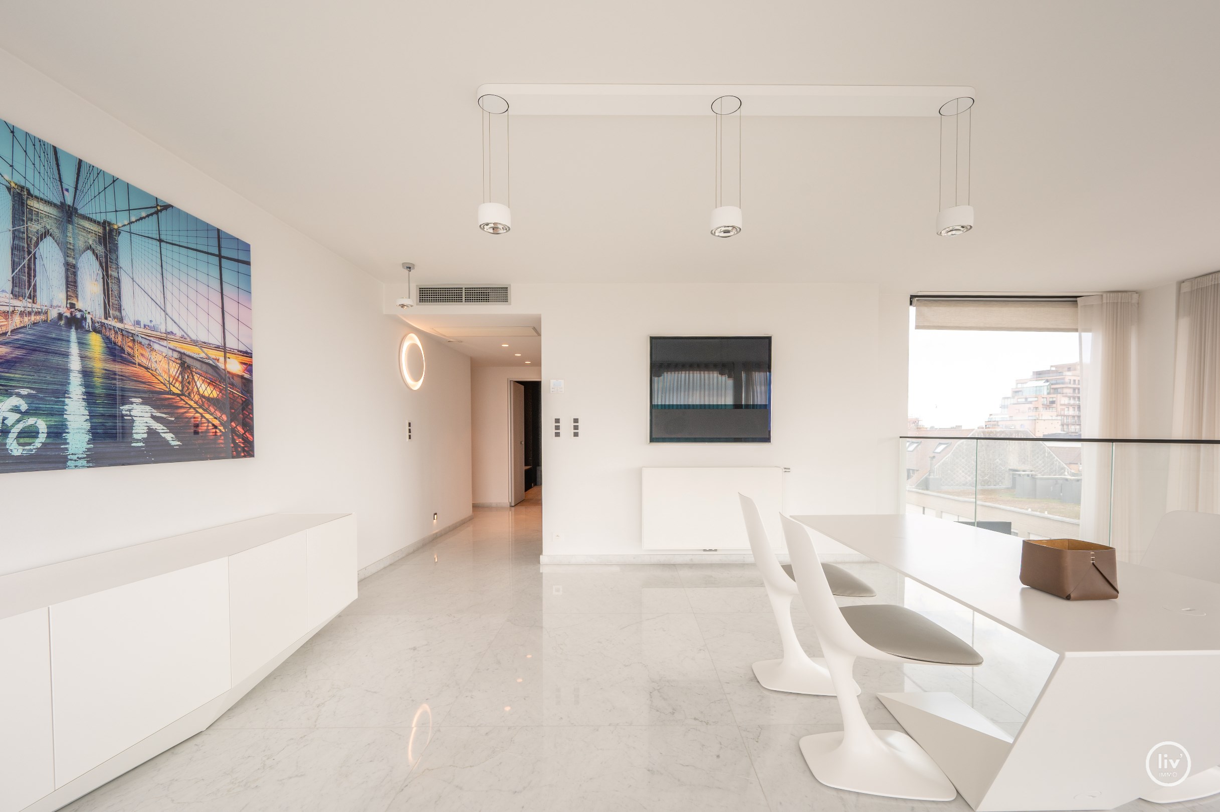 Buitengewone hoekduplex ( 274m&#178;) gelegen vlakbij Zeedijk en het Rubensplein. Ruime garage te koop op de gelijkvloerse verdieping in het gebouw. 