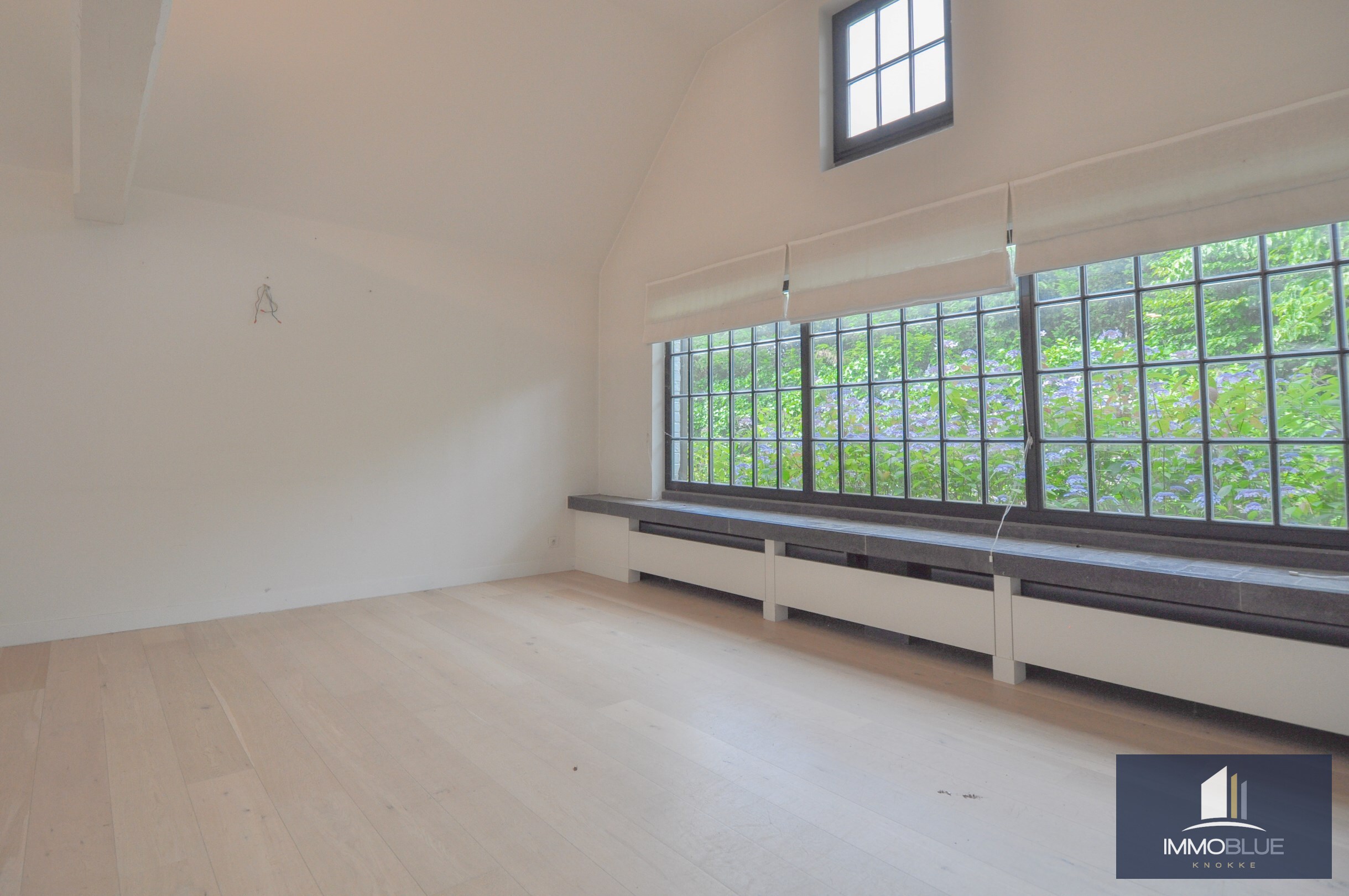 Villa exclusive, situ&#233;e au calme sur un terrain de 1.628 m&#178;, &#224; proximit&#233; du Royal Zoute Tennis Club. 