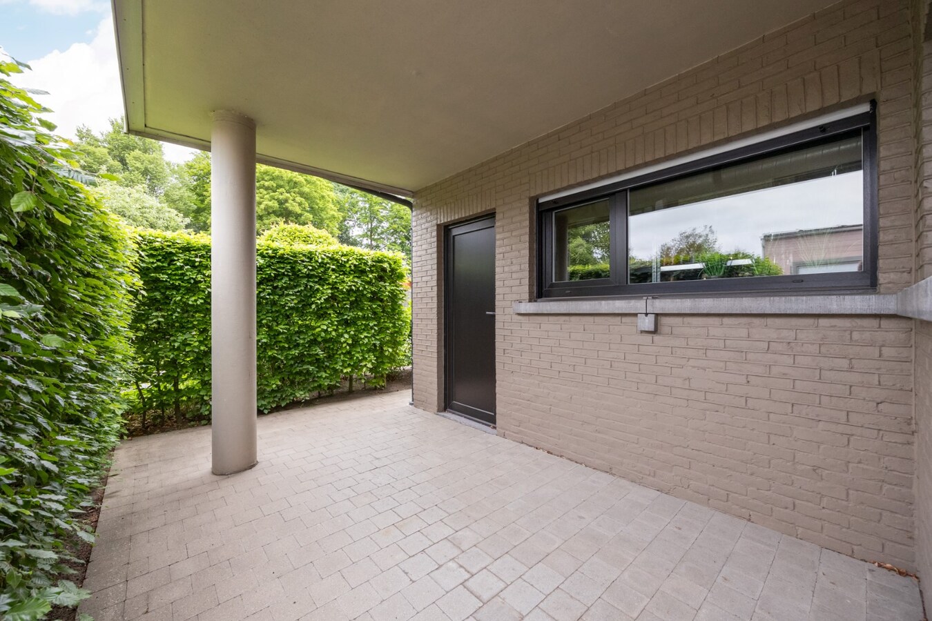 Interessante investeringsopportuniteit in hartje Malle: handelspand + 2 appartementen 