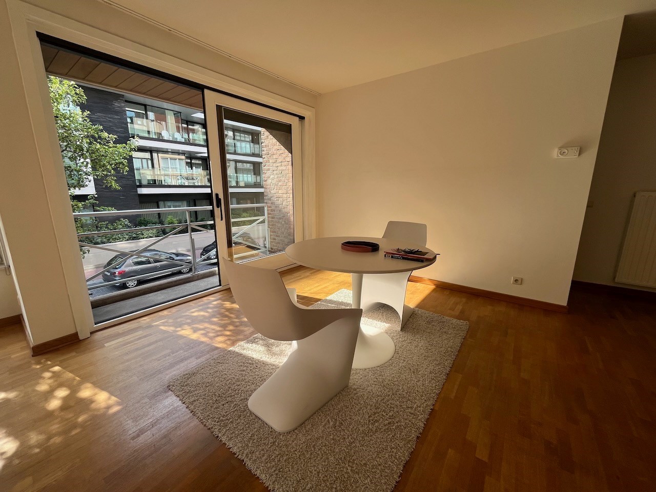 Lichtrijk hoekappartement met twee volwaardige slaapkamers gelegen in het centrum van Knokke. 