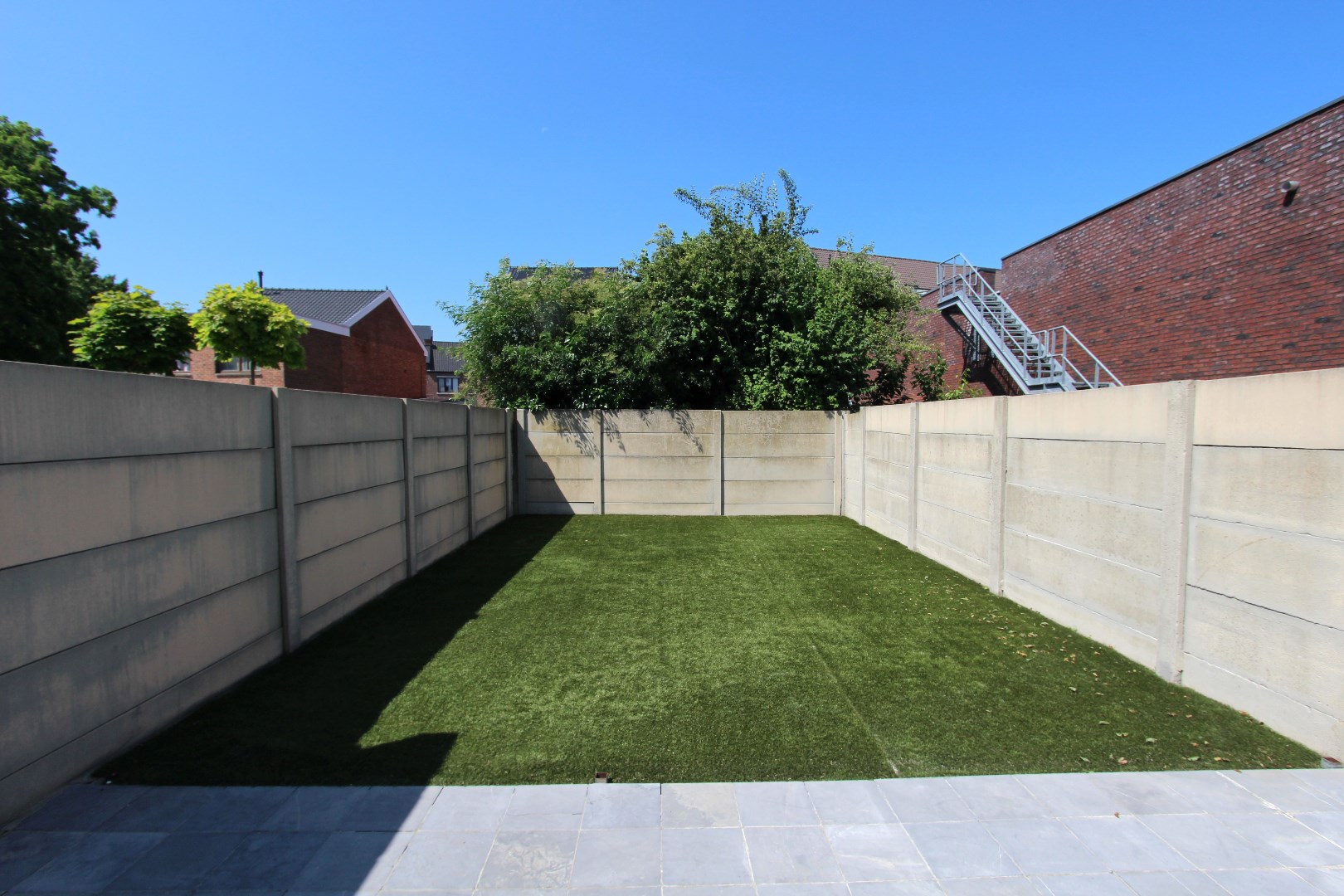 MOOI VERNIEUWDE WONING MET TUIN 