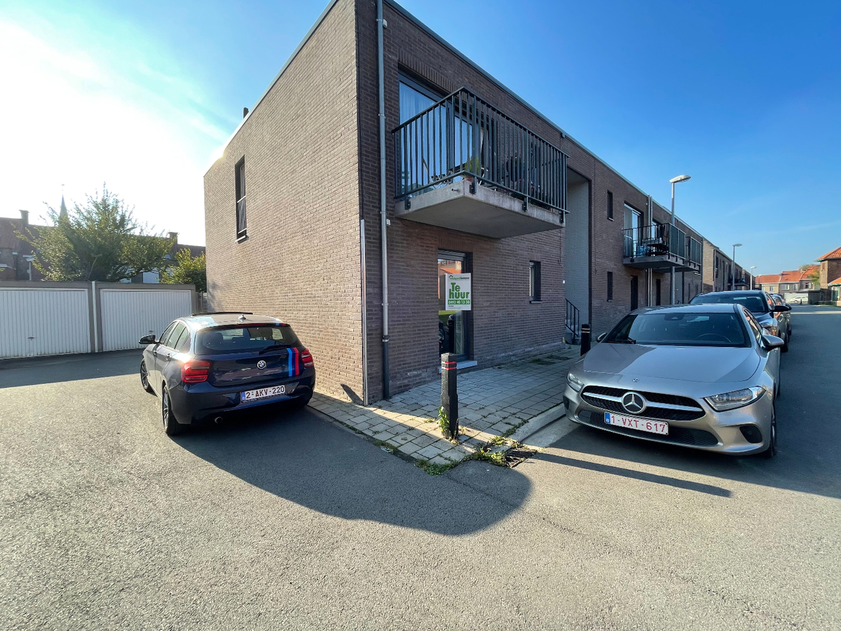 Gelijkvloers appartement met 2 slaapkamers met tuin en garage in centrum Roeselare 