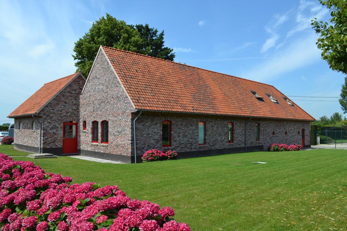 Vierkantshoeve met binnen- en buitenpiste en stallen op ca. 3Ha te Velzeke 