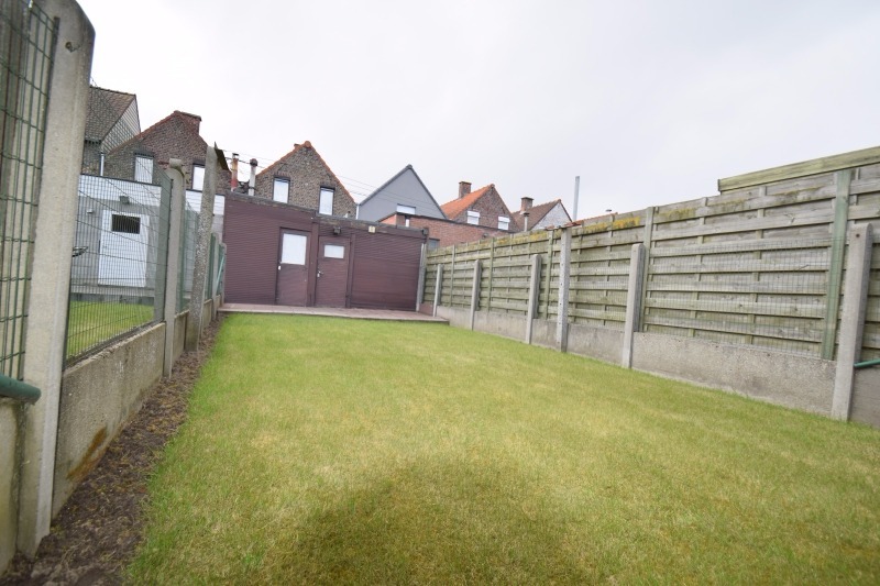 Grondig op te knappen woning met tuin, op toffe ligging. 