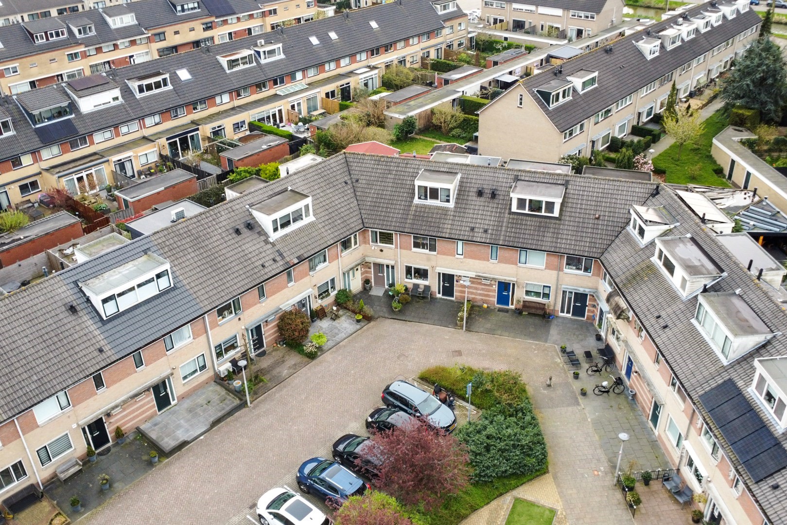 Uitgebouwde en energiezuinige eengezinswoning met 4 slaapkamers, ruime achtertuin welke gelegen is in de wijk ‘s-Gravenland! 