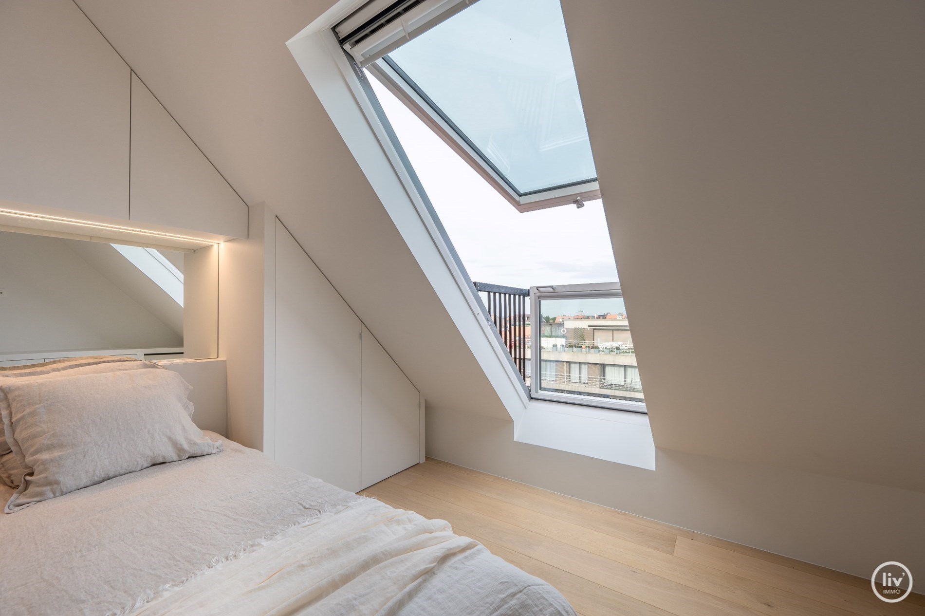 Prachtig gerenoveerd duplex appartement met ruim Westgericht terras gelegen op de Lippenslaan te Knokke. 